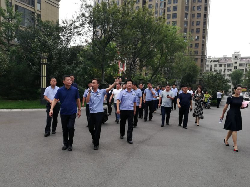 濟寧市公安局紀委書記霍剛一行調研金色蘭庭小區(qū)