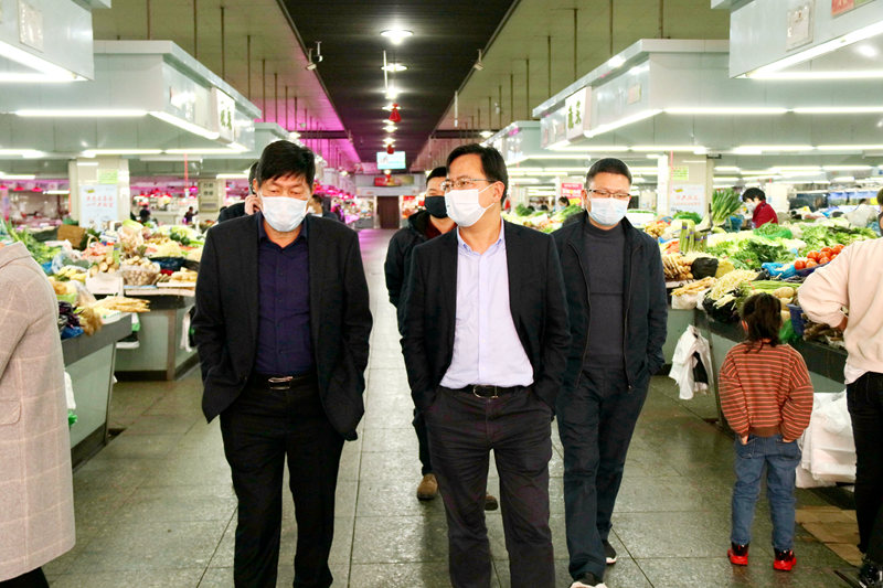 省社副主任沈省文到華通商貿(mào)調研防疫期間市場供應情況