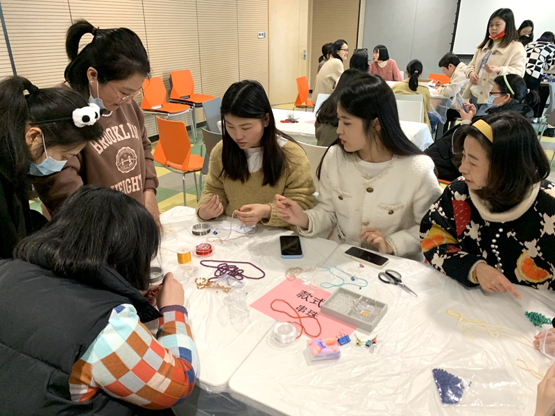 浙農(nóng)華貿工會開展“三八”節(jié)手串編織活動